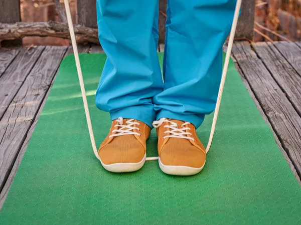 Entraînement Avec Une Corde Sauter Lourde Pieds Sur Tapis Exercice — Photo