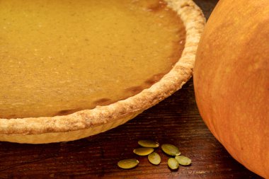 Kabak turtası ve balkabağı ahşap bir masada, Şükran Günü ve sonbahar tatili konsepti