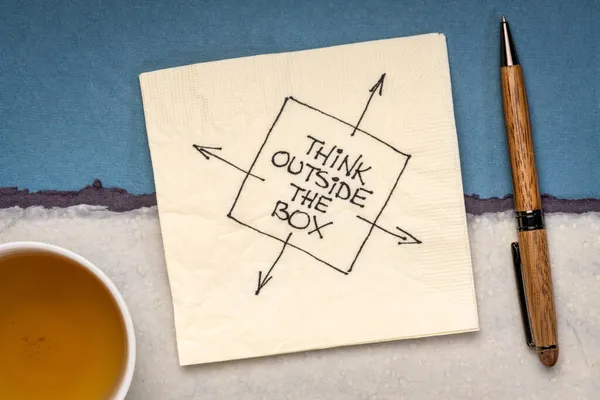 在盒子外思考能给人启发的提醒或建议 在鸡尾酒餐巾纸上加入茶 教育和个人发展的概念 — 图库照片