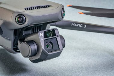 Fort Collins, CO, ABD - 20 Kasım 2021: En yeni DJI 'nin ön ucu, katlanabilir tüketici dronu - Mavic 3 ve Hasselblad' ın çifte kamerası.