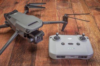 Fort Collins, CO, ABD - 21 Kasım 2021: Mavic 3 - DJI 'ın en yeni katlanabilir tüketici drone' u..
