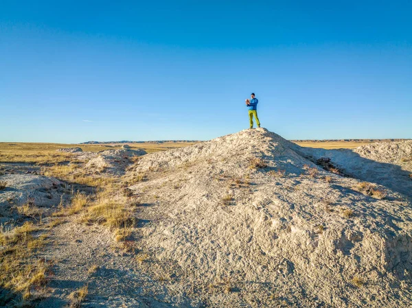 Drone Piloot Met Een Tablet Radio Controller Badlands Colorado Prairie — Stockfoto