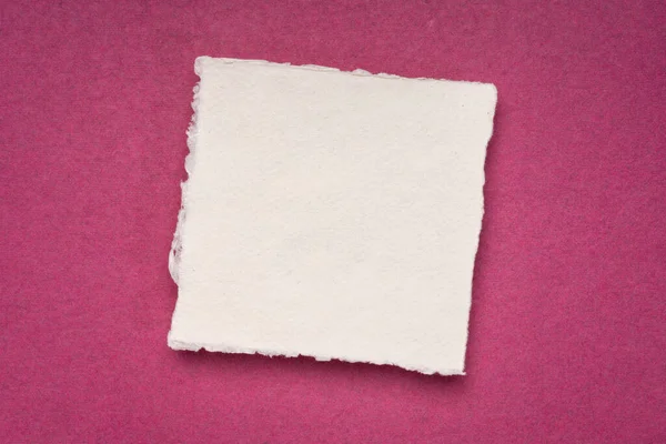 マゼンタ ラグ紙に対する空白の白いカディ紙の小さな正方形のシート — ストック写真