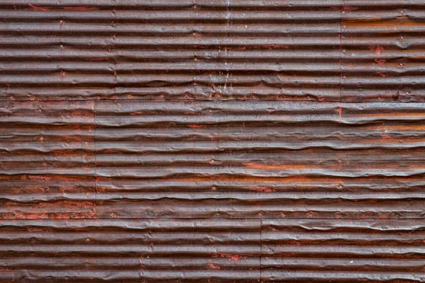 发霉的 生锈的 波纹的金属质感背景 风化棚屋墙 — 图库照片