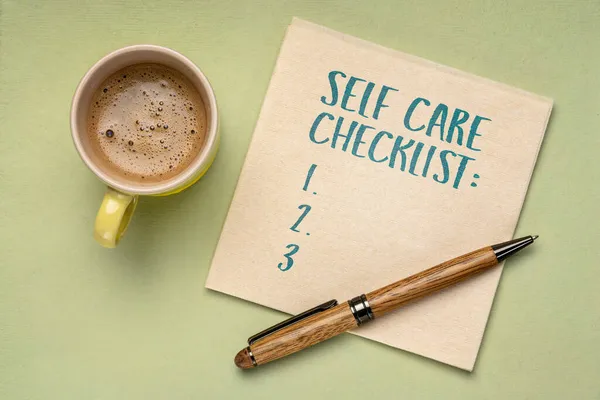 Self Care Checklist Tulisan Tangan Atas Serbet Dengan Secangkir Kopi — Stok Foto