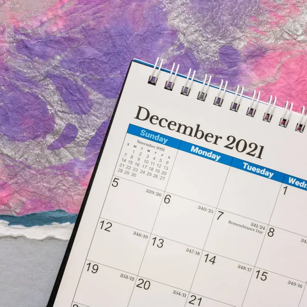 Δεκέμβριος 2021 Σπιράλ Επιτραπέζιο Ημερολόγιο Κατά Πολύχρωμο Αφηρημένο Χαρτί Τοπίο — Φωτογραφία Αρχείου