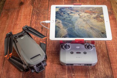 Fort Collins, CO, ABD - 21 Kasım 2021: Mavic 3 - DJI 'dan en yeni katlanabilir tüketici dronu radyo kumandalı ve ipad tabletli kırsal bir piknik masasında Prairie' nin hava görüntüsünü sergiliyor.