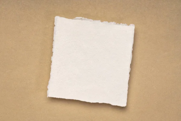 Klein Vierkant Velletje Blanco Wit Khadi Papier Tegen Beige Lompenpapier — Stockfoto