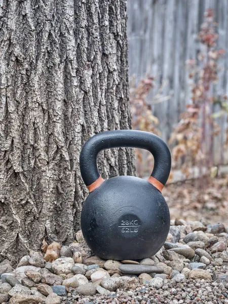 Pesadas Pesas Hierro Kettlebell Patio Trasero Concepto Fitness Casa —  Fotos de Stock