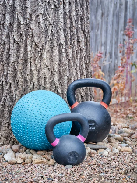 Arka Bahçedeki Ağır Demir Kettlebells Smaç Topu Fitness Konsepti — Stok fotoğraf