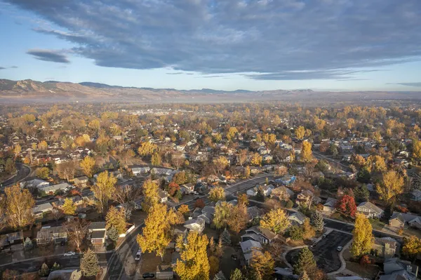 フォートコリンズ市 住宅地 とコロラド州北部のロッキー山脈のフロントレンジ 日の出光の秋の景色の空中ビュー — ストック写真