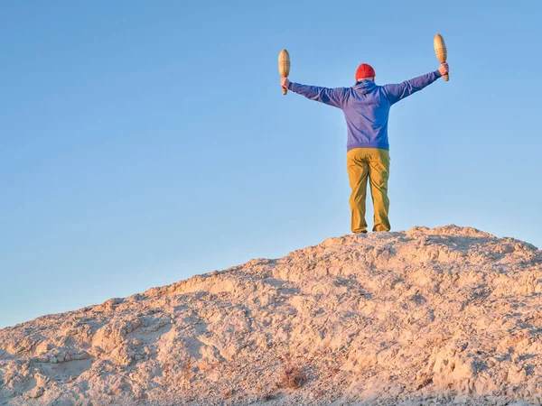 Senior Mann Trainiert Mit Indianerkeule Freien Bei Sonnenuntergang Auf Colorado — Stockfoto