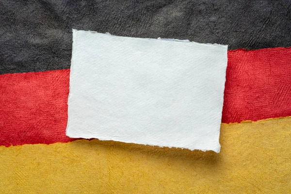Порожній Аркуш Білого Паперу Проти Абстрактних Кольорів Національного Прапора Німеччини — стокове фото