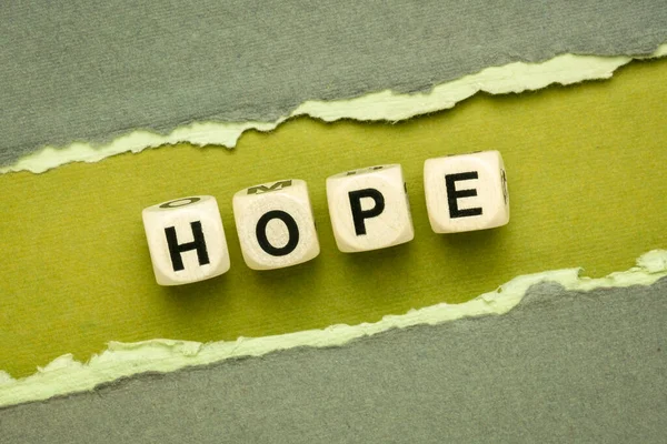希望の言葉 緑のトーンで抽象的な紙に対して木製の文字キューブで単語抽象 肯定性 信仰と楽観主義の概念 ウェブバナー — ストック写真