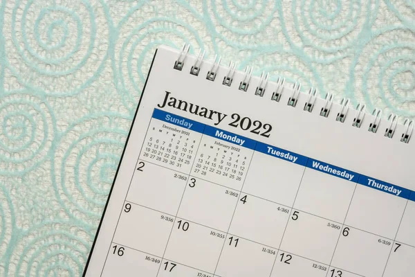 2022年1月 冬のアブストラクトペーパー 時間およびビジネスコンセプトに対するスパイラルデスクトップカレンダー — ストック写真