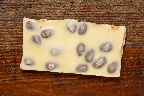 Stukje Witte Chocolade Met Amandelen Een Rustieke Houten Tafel — Stockfoto