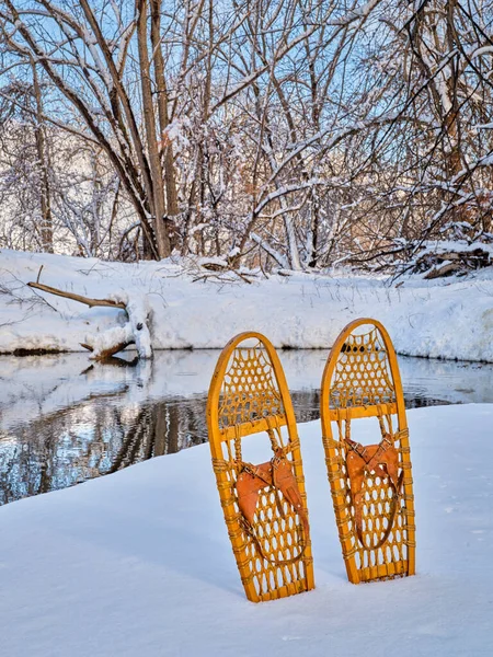 Classic Wooden Snowshoes Bear Paw Stream Shore Winter Scenery Colorado — Stock Photo, Image