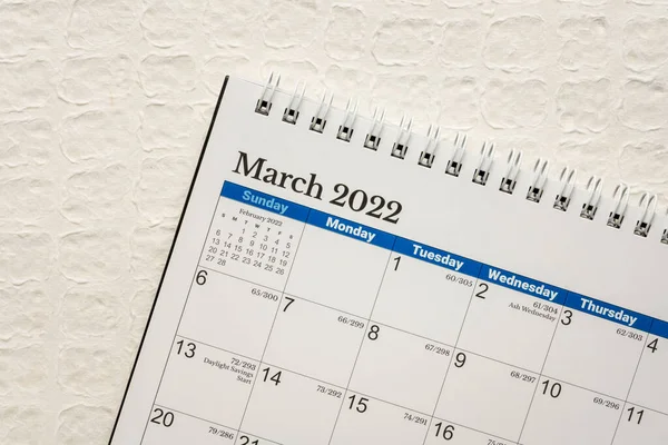 Μάρτιος 2022 Σπειροειδές Ημερολόγιο Επιφάνειας Εργασίας Κατά Λευκό Ανάγλυφο Χαρτί — Φωτογραφία Αρχείου
