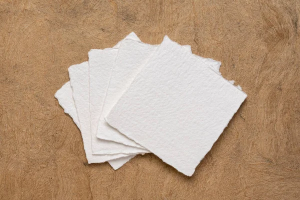 Pequenas Folhas Quadradas Papel Branco Branco Khadi Contra Papel Casca — Fotografia de Stock