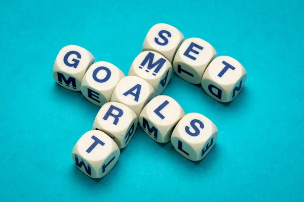Smartの目標を設定する テクスチャ紙 目標設定 ビジネスと個人的な開発の概念に対する文字のキューブ内のクロスワード — ストック写真