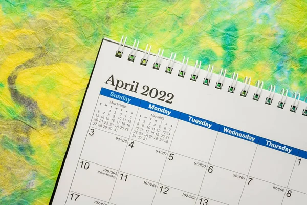 Abril 2022 Calendario Escritorio Espiral Contra Papel Mármol Colorido Tiempo — Foto de Stock