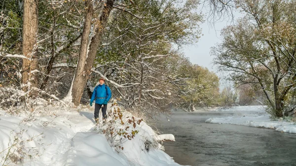 Senior Rüde Wandert Poudre River Fort Collins Colorado Neblige Herbstkulisse — Stockfoto