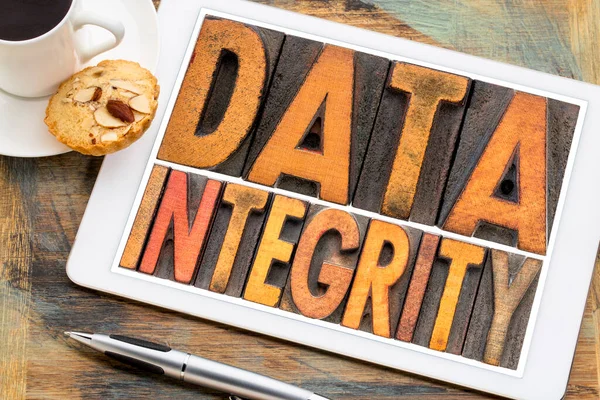 데이터 Data Integrity 포함된 디지털 태블릿의 빈티지 활판에서 추상적 단어이다 — 스톡 사진