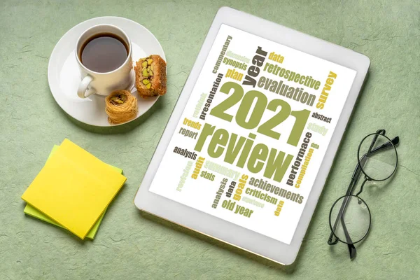 2021 Year Review Word Cloud Digital Tablet Cup Coffee End — Stock Photo, Image