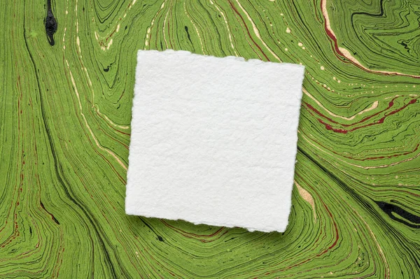 Renkli Mermer Kağıda Karşı Küçük Kare Boş Beyaz Khadi Kağıdı — Stok fotoğraf