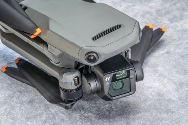 Fort Collins, CO, ABD - 23 Aralık 2021: En yeni DJI 'nin ön ucu, katlanabilir tüketici dronu - Mavic 3 ve Hasselblad' ın çifte kamerası.