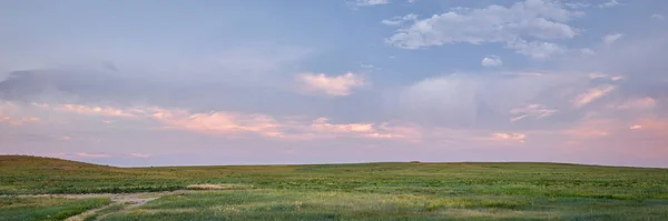 緑の草原の上の夕暮れ パウニー国立草原 コロラド州 晩春または初夏の風景 パノラマのウェブバナー — ストック写真