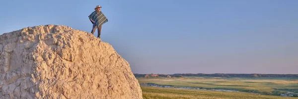 Mann Mit Mexikanischem Poncho Und Cowboyhut Genießt Den Sommerlichen Sonnenaufgang — Stockfoto