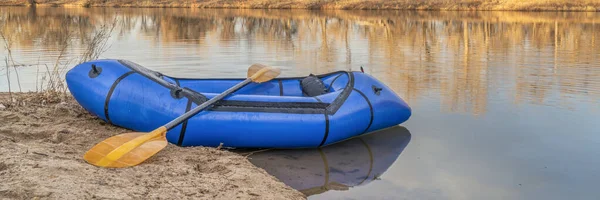 充气包装木筏 一种单人轻便木筏 用于探险或探险比赛 在科罗拉多湖滨有桨 早春风景 全景网页横幅 — 图库照片
