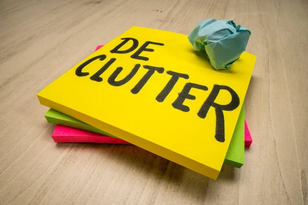 Declutter Reminder Handwriting Sticky Note Wooden Table Productivity Business Lifestyle — Fotografia de Stock