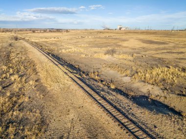Kuzey Colorado manzarasının sonbaharda veya kış mevsiminde hava görüntüsü - terk edilmiş demiryolu, tarım arazisi, sığır, elektrik santrali ve petrol çıkarma