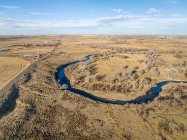 Kuzey Colorado manzarasının sonbahar veya kış manzarası - St Vrain Creek, tarım arazisi, çiftlikler, elektrik santrali ve petrol çıkarma
