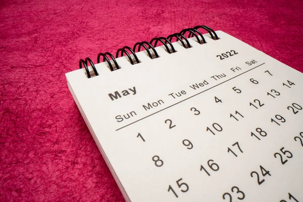 Μάιος 2022 Σπειροειδές Ημερολόγιο Desktop Έναντι Υφής Χειροποίητο Χαρτί Μακροεντολή — Φωτογραφία Αρχείου
