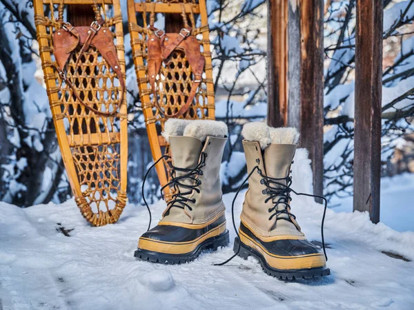 Βαριά Μπότες Χιονιού Και Κλασικά Ξύλινα Snowshoes Ξύλινο Κατάστρωμα Μια — Φωτογραφία Αρχείου