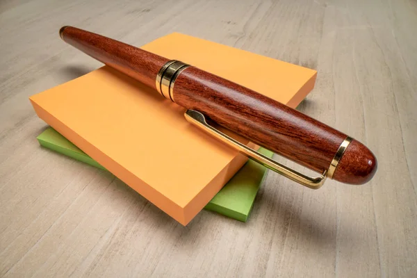 Stylish Wooden Pen Blank Sticky Note Pads Low Angle Macro — Foto Stock