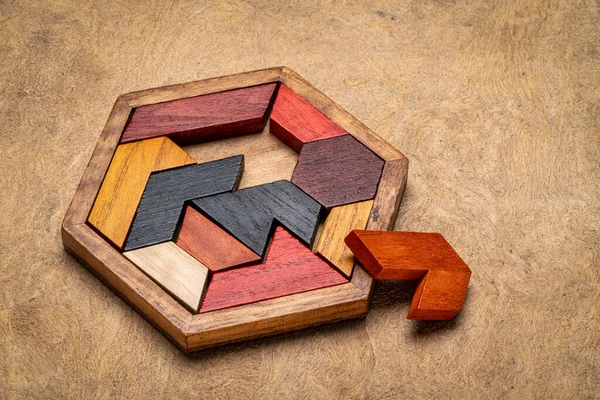 Quebra Cabeça Tangram Hexágono Madeira Contra Papel Casca Artesanal Texturizado — Fotografia de Stock