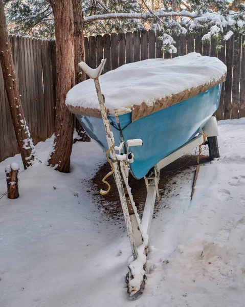 Sailing Dinghy Covered Snow Trailer Backyard Colorado Winter Scenery — Foto Stock