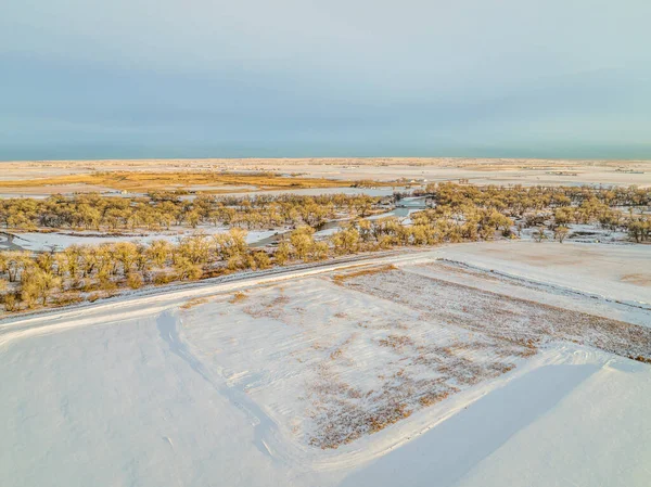 コロラド州のサウスプラット川と農地はミルケン近くの平野 冬の景色を望む空の景色 — ストック写真