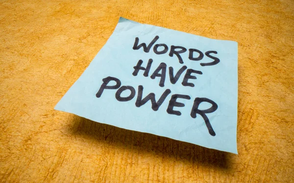 单词有力量 粘贴在黄色手工树皮纸上的提示 交流和影响概念 — 图库照片