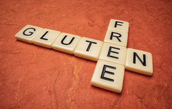 Glutenfreies Kreuzworträtsel Elfenbeinfarbenen Buchstabenkacheln Gegen Strukturiertes Büttenpapier Gesundheits Und Ernährungskonzept — Stockfoto