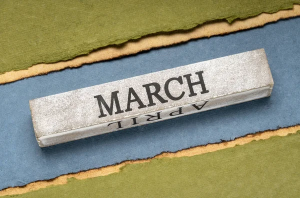 青と緑のトーン カレンダーの概念で手作りのラグ紙に対するグランジ木製ブロック上の3月のテキスト — ストック写真
