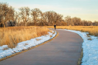 Fort Collins, Colorado 'da bisiklet yolu üzerindeki tipik kış günbatımı manzarası.
