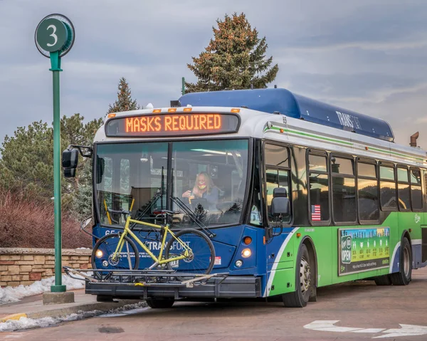 콜린스 Fort Collins Usa 2022 운전자가 스포트 자전거와 마스크는 배너를 — 스톡 사진