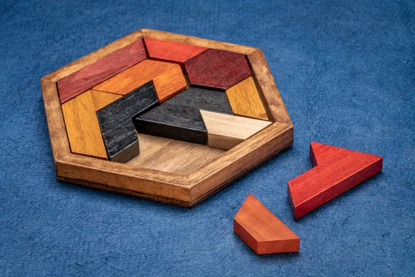 Dřevěný Šestiúhelník Tangram Puzzle Proti Texturované Ručně Vyráběné Kůry Papír — Stock fotografie