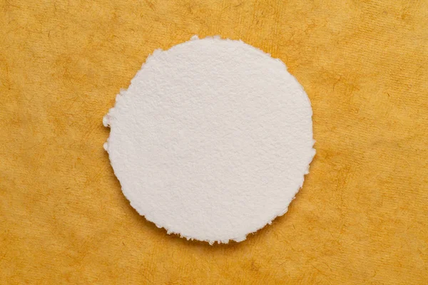 黄色の質感の手作り樹皮紙に対する空白の白い水彩紙の円形シート — ストック写真