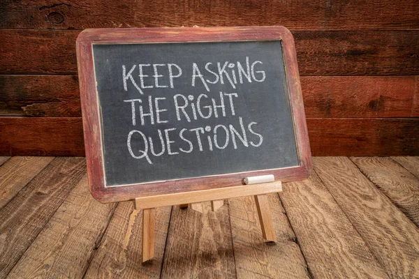 Keep Asking Right Questions Inspirational Reminder White Chalk Handwriting Slate — Stock Photo, Image